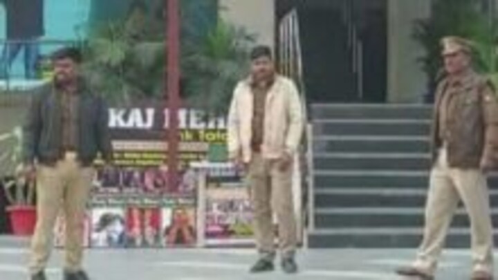 जब UP के सिनेमाघरों में लगी शाहरुख की पठान तो ऐसा रहा हाल, जानें दर्शक मिले या हुआ विरोध? UP Tak