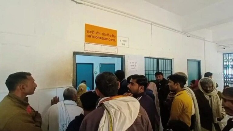 हमीरपुर: बदहाल व्यवस्था! 3 सालों से जिला अस्पताल में नहीं है हड्डी का डॉक्टर, मरीज बेहाल UP Tak