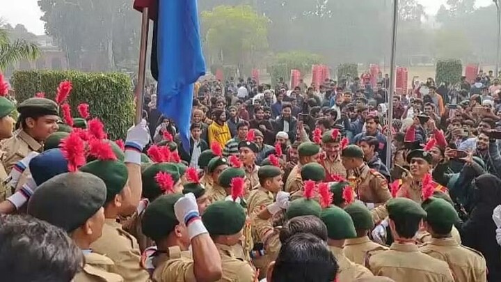 अलीगढ़: AMU में गणतंत्र दिवस के मौके पर लगे थे धार्मिक नारे, आरोपी छात्र के खिलाफ केस दर्ज UP Tak