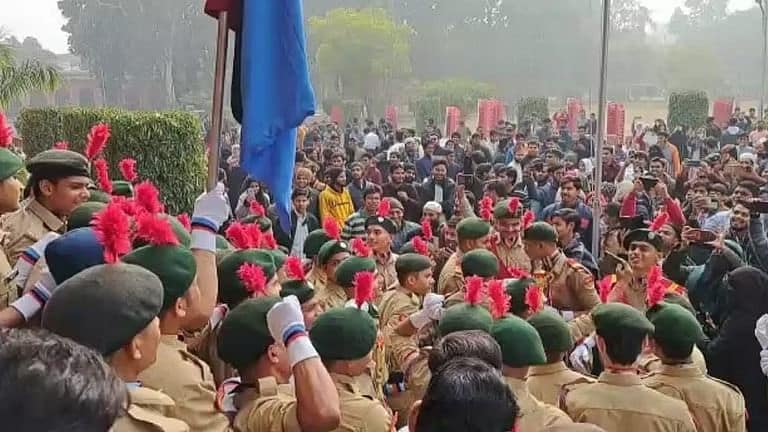 अलीगढ़: AMU में गणतंत्र दिवस के मौके पर लगे थे धार्मिक नारे, आरोपी छात्र के खिलाफ केस दर्ज UPTak