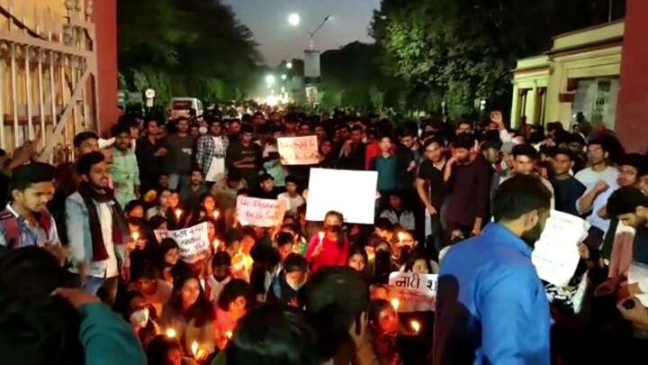 बीएचयू: छेड़खानी की घटना को लेकर छात्र-छात्राओं ने किया प्रदर्शन, निकाला कैंडल मार्च UP Tak