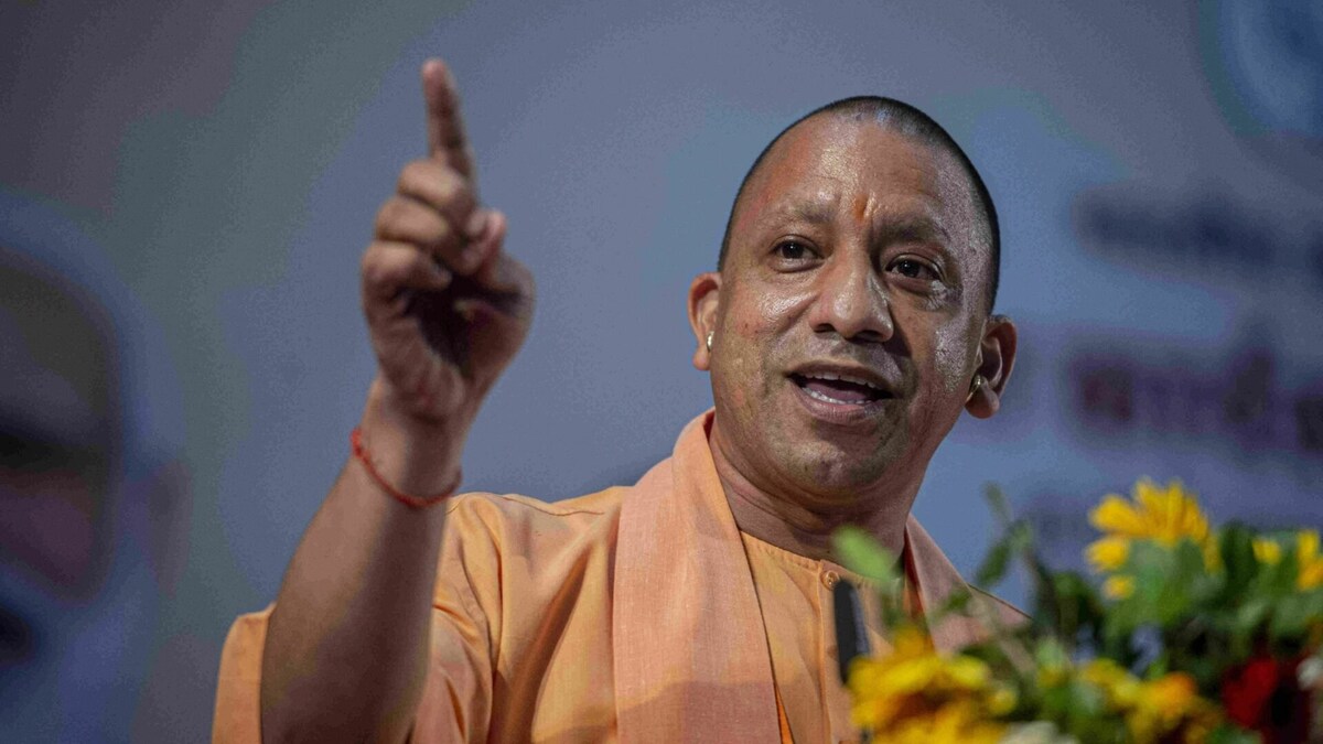रामचरितमानस चौपाई पर नहीं बोले अखिलेश लेकिन CM योगी ने बता दिया ताड़ना और शूद्र का मतलब UP Tak