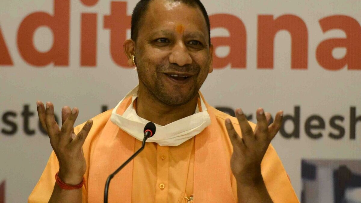 वाराणसी में सीएम योगी ने उद्यमियों को निवेश का दिया आमंत्रण, दिया ये भरोसा UP Tak
