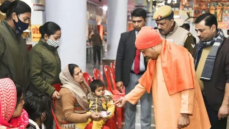 कौशांबी से गोरखपुर आयी महिला ने लगाई मुख्यमंत्री से गुहार, सीएम योगी ने दिखाई दरियादिली UP Tak