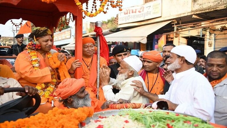 मिसाल! गोरक्षपीठाधीश्वर की विजयदशमी शोभायात्रा का भव्य स्वागत करते हैं मुस्लिम UP Tak