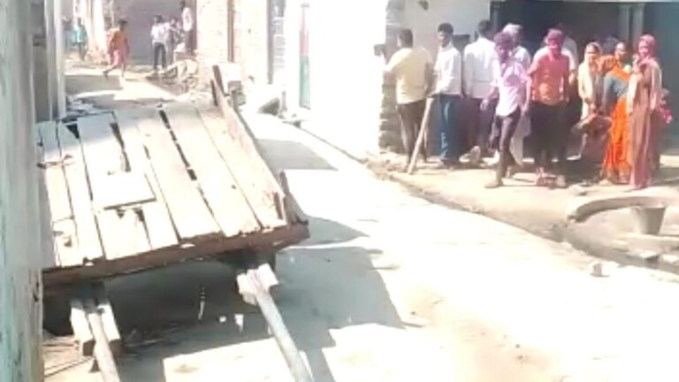 संभल: डीजे पर अश्लील गाने बजाने को लेकर विवाद! 2 पक्षों के बीच हुआ पथराव, कई घायल UP Tak