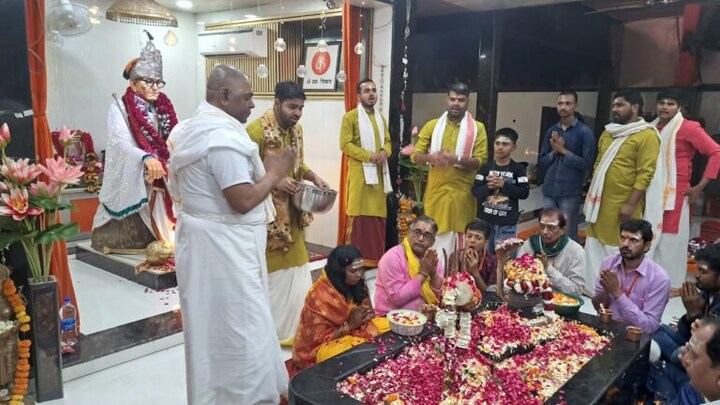 कानपुर: 1.5 लाख में हवन, दिमाग से भूतकाल मिटाने का दावा! करौली बाबा के आश्रम पहुंचा UP Tak UP Tak