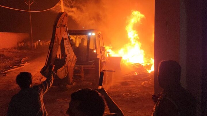 संभल: आग लगने के बाद समय पर नहीं पहुंची दमकल की गाड़ियां, तो बुल्डोजर आया एक्शन में, बना हीरो! UP Tak