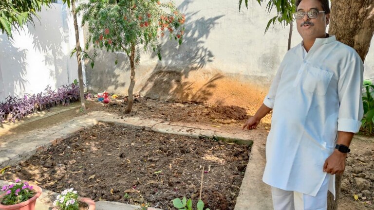 कानपुर के किसान पंकज खेत में खाद की जगह मिला रहे ‘अग्निहोत्र भस्म’, दावा- लहलहाएगी फसल UP Tak