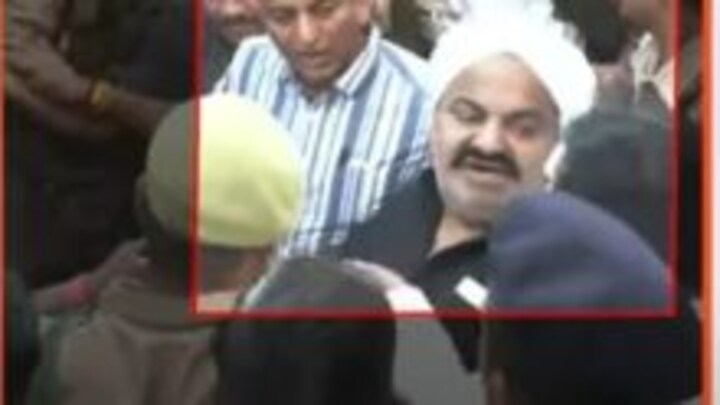 अतीक अहमद को साबरमती जेल से लेकर प्रयागराज के लिए निकली पुलिस, मीडिया की गाड़ियों को पीछे आने से रोका गया UP Tak
