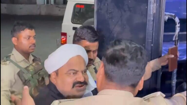 रात भर अतीक के काफिले संग चला UP Tak, दो जगह अतीक ने रुकवाई गाड़ी, जानें अब कहां पहुंचा Atiq_Ahmed5