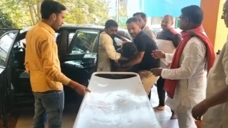 बांदा: तेज रफ्तार ने डंपर ने ट्रैक्टर को मारी टक्कर, सपा जिलाध्यक्ष के चचेरे भाई और साले की हुई मौत UP Tak