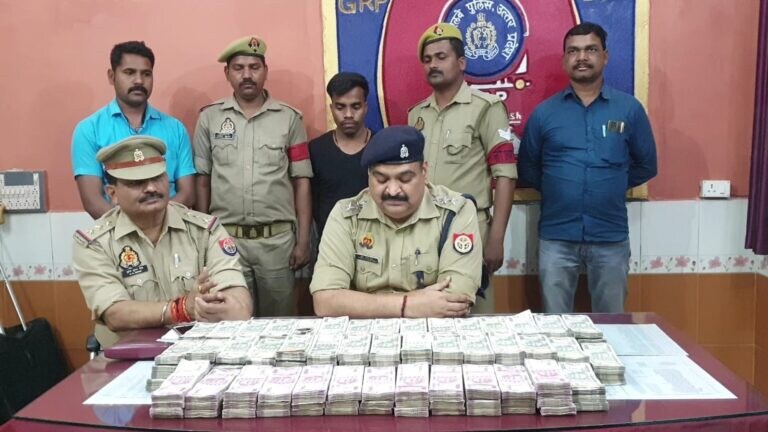 चंदौली: साधारण से दिखने वाले शख्स के बैग से निकला ₹1.5 करोड़ कैश, ये सब होना था इस रकम के साथ UP Tak