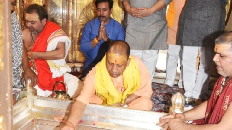 काशी विश्वनाथ मंदिर में पूजा-अर्चना का भी एक रिकॉर्ड बना गए सीएम योगी आदित्यनाथ, जानिए UP Tak