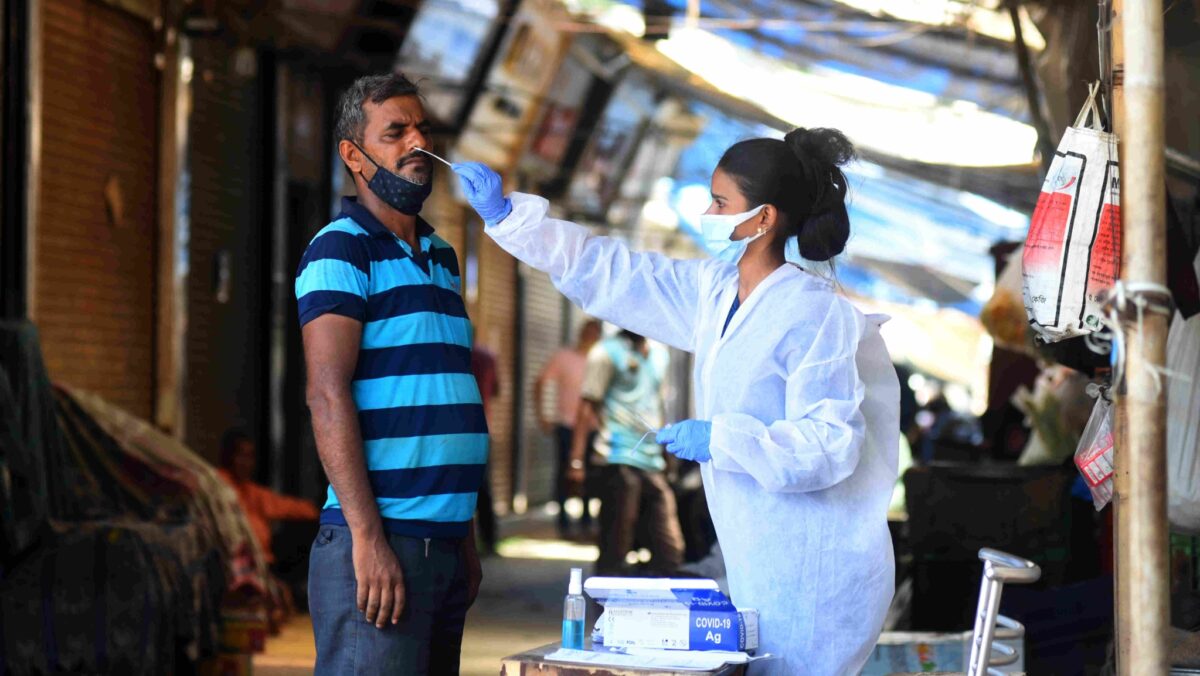 UP में क्या फिर पैर पसार रहा कोविड! नोएडा-गाजियाबाद में सबसे ज्यादा केस, जानिए सूबे का हाल