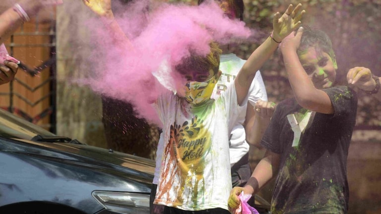 Holi 2023: मथुरा व अयोध्या समेत उत्तर प्रदेश के विभिन्न हिस्सों में हर्षोल्लास से मनाई गई होली UP Tak