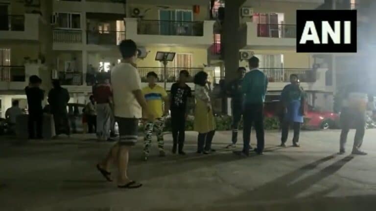 यूपी के कई इलाकों में भूकंप के तेज झटके महसूस किए गए, लोग घरों से निकले बाहर, मचा हड़कंप UP Tak