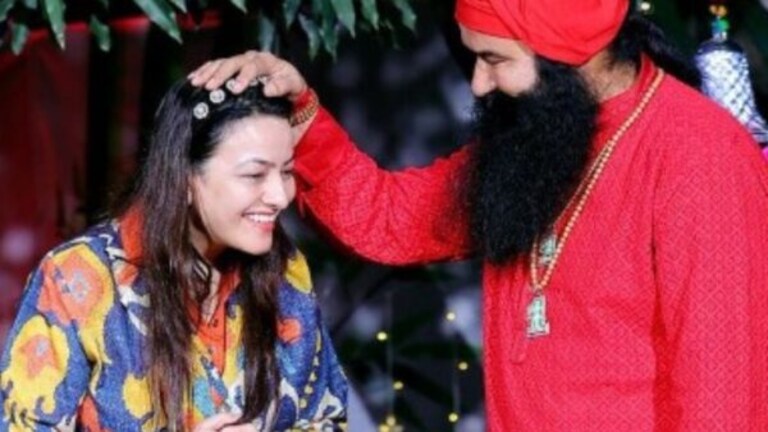 एक से ट्रैक सूट में हनीप्रीत संग दिखा राम रहीम, मजे से चल रही है मॉर्निंग वॉक, वीडियो वायरल UP Tak