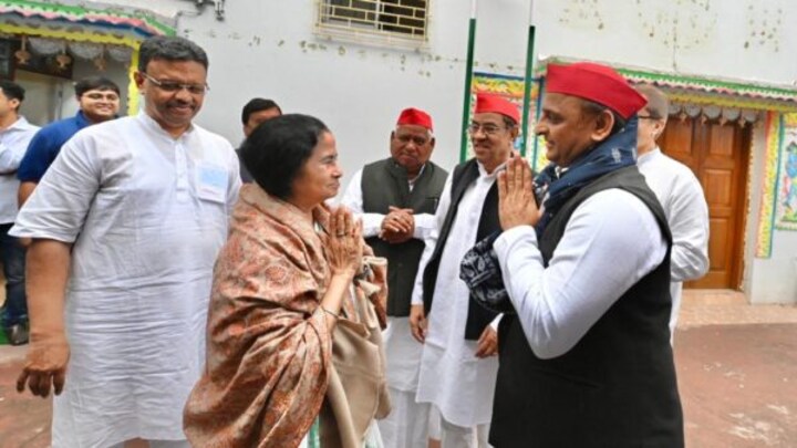 अखिलेश ने ममता से की मुलाकात: तृणमूल और सपा ने मिलकर भाजपा से लड़ने का किया फैसला Fra5pnHWwAA6RH4