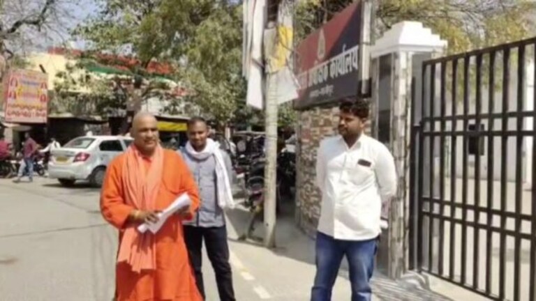 ‘मुख्तार के शूटर उमेश पाल की तरह कर सकते हैं मेरी हत्या’, SP से सुरक्षा मांगने पहुंचे महंत UP Tak