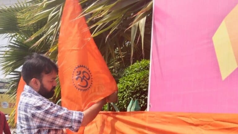 22 मार्च से 6 अप्रैल तक VHP घरों में लगाएगी ‘ओम’ लिखे भगवा ध्वज, ये है पूरा प्लान UPTak