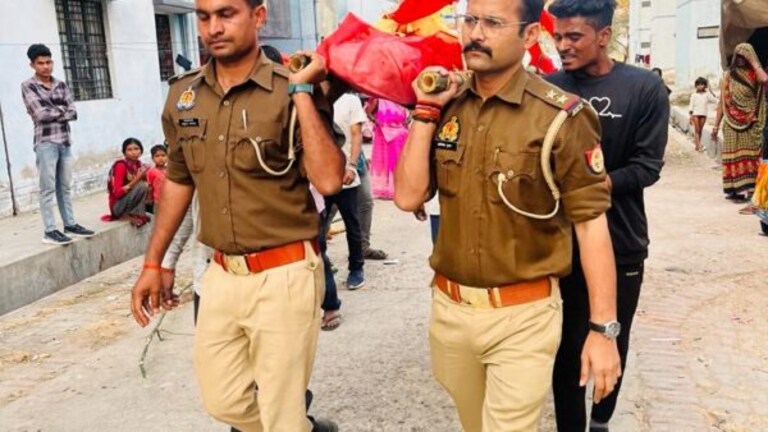 कौशांबी: फांसी पर लटका मिला था युवती का शव, वृद्ध मां थी बेहाल, पुलिस आई और दिया कंधा, जानें UP Tak