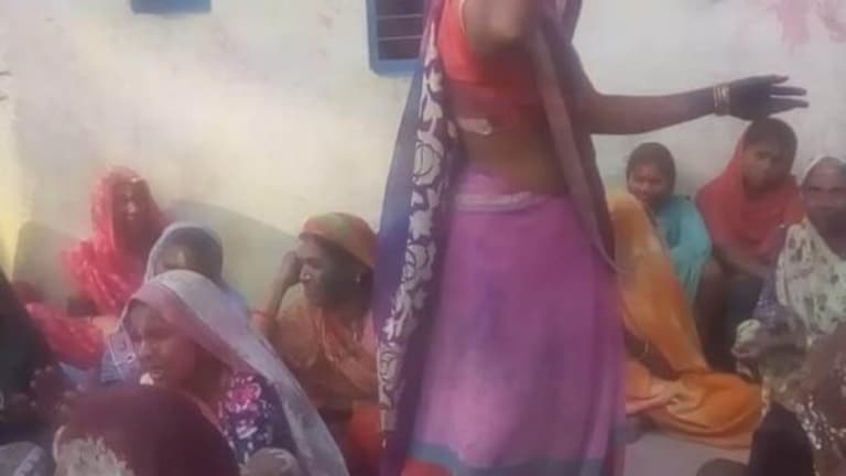 हमीरपुर: पुरुष हो जाते हैं गायब फिर घूंघट में महिलाएं खेलती हैं होली, 300 साल पुरानी है परंपरा UP Tak