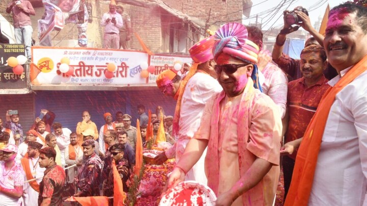 गोरखपुर में CM योगी ने जमकर खेली होली, बोले- ‘हमारे पर्व और त्योहार सामूहिकता के दर्शन हैं’ UP Tak