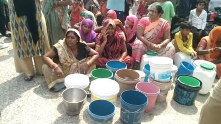 यूपी में कहां है हर घर नल और जल? बांदा में खाली बर्तन ले पानी के लिए धरने पर बैठीं महिलाएं UP Tak