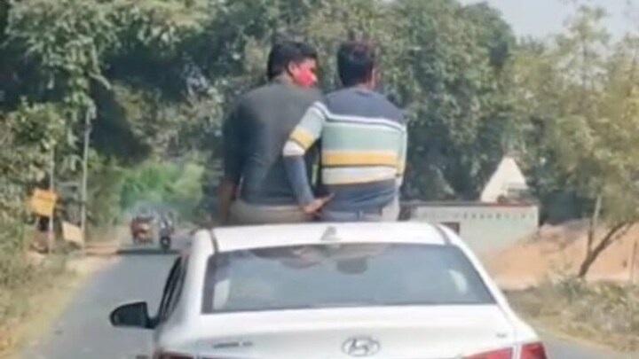 हरदोई: कार की छत पर बैठकर स्टंटबाजी कर रहे थे युवक, Video हुआ वायरल तो पुलिस ने सिखाया सबक UP Tak