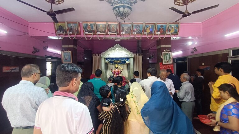 यूपी में शुरू हुआ नवरात्रि उत्सव, पूजा-पाठ के सरकारी इंतजाम पर सपा ने साधा निशाना UP Tak