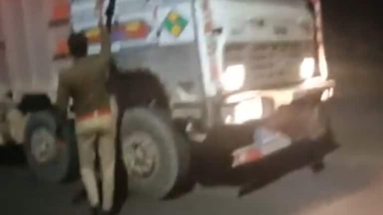 बांदा: ट्रक ड्राइवर से घूस लेता दिखा यूपी पुलिस का सिपाही? वीडियो वायरल, बैठी जांच UPTak