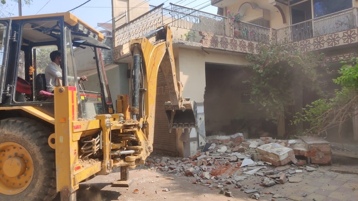 बांदा: अतीक के बाद अब माफिया मुख्तार के करीबियों पर भी बुल्डोजर एक्शन, घर से मिला ये सब UP Tak