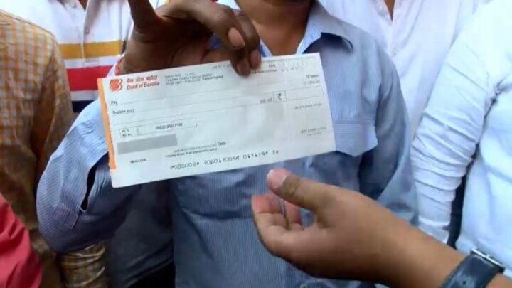 ब्लैंक चेक लेकर करौली बाबा के आश्रम पहुंचा वकील, दिया चैलेंज- आंख ठीक करो, अमाउंट भर लो UP Tak