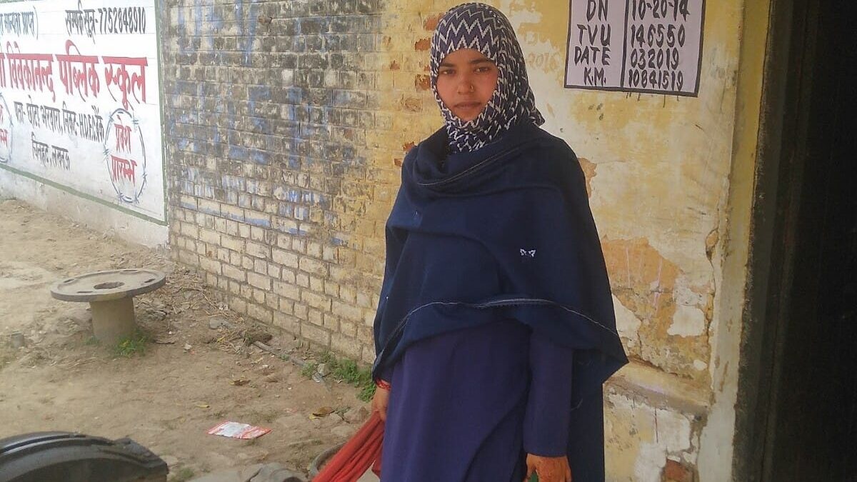 देश की पहली महिला जो रोजाना पास कराती हैं 80 ट्रेनें, पढ़ें ‘गेट वुमन’ सलमा बेग की कहानी UP Tak