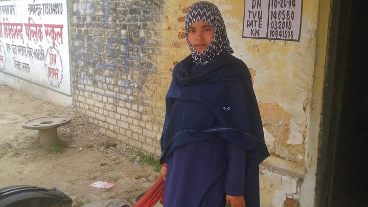 देश की पहली महिला जो रोजाना पास कराती हैं 80 ट्रेनें, पढ़ें ‘गेट वुमन’ सलमा बेग की कहानी UP Tak