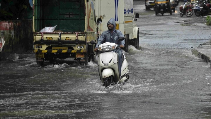 UP में अब 6 जुलाई तक जमकर बरसेंगे मेघ, IMD ने इन 34 जिलों में जारी किया बारिश का येलो अलर्ट नोएडा, आगरा, लखनऊ, वाराणसी में जानिए बारिश को लेकर क्या है अपडेट, ऐसा रहेगा मौसम