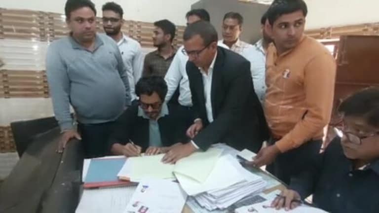 मुजफ्फरनगर पहुंचे नवाजुद्दीन सिद्दीकी, भाइयों के नाम चंद घंटों में कर गए ये बड़ा काम UPTak