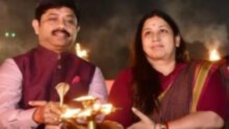 अतीक अहमद से 5 करोड़ रुपये लिए? बाहुबली की बहन के आरोपों पर आया मंत्री नंदी का जवाब यूपी के मंत्री नन्द गोपाल नंदी और प्रयागराज की मेयर अभिलाषा गुप्ता.