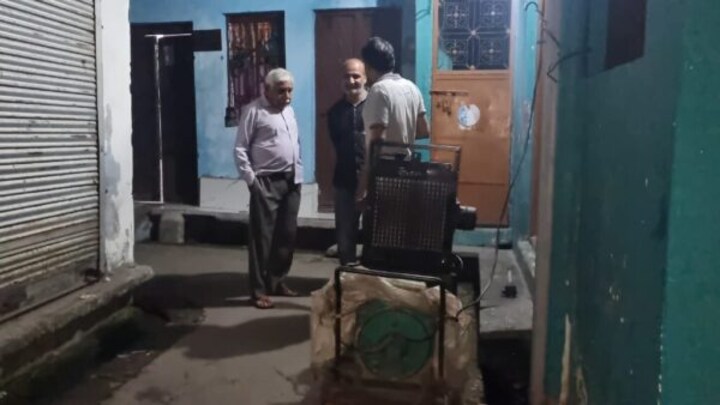 बिजली हड़ताल: पीलीभीत में बिजली गुल मगर लोगों ने निकाला समस्या का अनोखा हल UP Tak