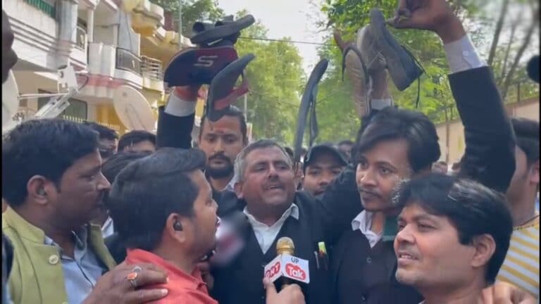 अतीक अहमद के लिए उमेश-राजू पाल के परिवार के जूतों की माला लेकर पहुंचा वकील, मचा बवाल UP Tak