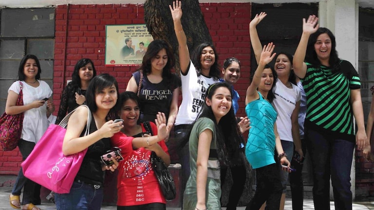 NEET रिजल्ट में देखने को मिला यूपी का जलवा, प्रदेश से सबसे अधिक स्टूडेंट्स हुए क्वॉलिफाई School_Students_230511_CD_25