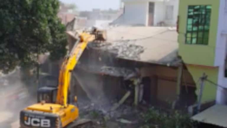 उमेश पाल हत्या केस: आरोपी सफदर का मकान नहीं टूटा बुल्डोजर से, तो लगाई गई ये मशीन UP Tak