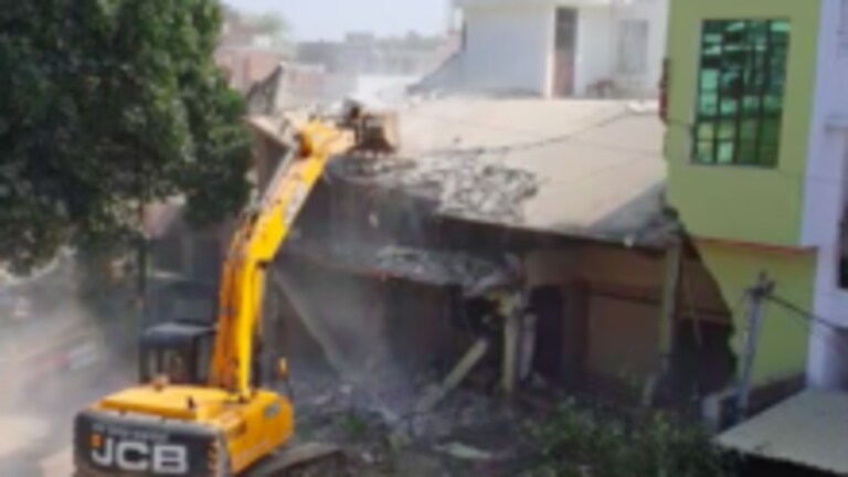 उमेश पाल हत्या केस: आरोपी सफदर का मकान नहीं टूटा बुल्डोजर से, तो लगाई गई ये मशीन UP Tak