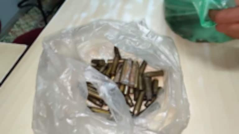 आगरा पुलिस कर रही गन हाउस से बेचे गए कारतूसों की गिनती, पर क्यों? सामने आई ये बड़ी वजह आगरा पुलिस कर रही गन हाउस से बेचे गए कारतूसों की गिनती, पर क्यों? सामने आई ये बड़ी वजह