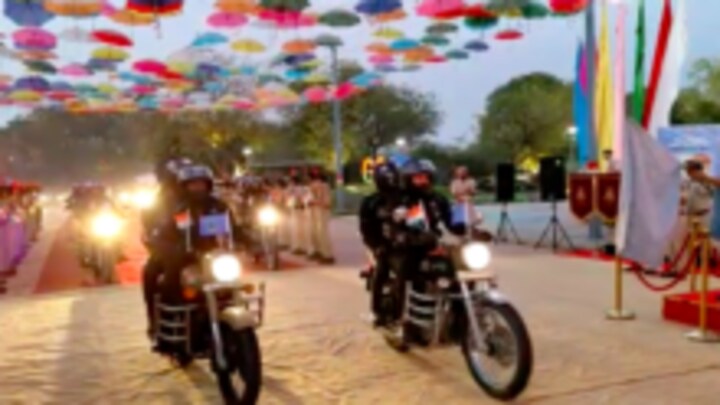 आगरा पहुंचा CRPF डेयरडेविल्स का काफिला, महिला टीम ने राइफल ड्रिल का किया अनोखा प्रदर्शन UP Tak