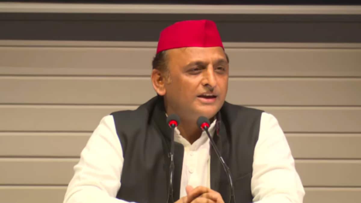 सारस के ‘दोस्त’ आरिफ को साथ लेकर बैठे अखिलेश, कहा- उनसे भी मोर छीनो जो खिला रहे थे दाना अखिलेश यादव