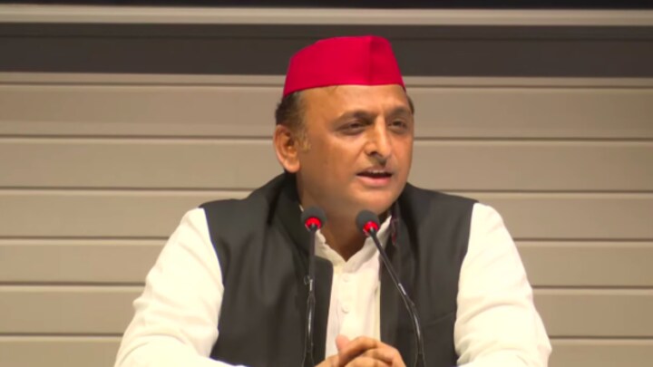 सारस के ‘दोस्त’ आरिफ को साथ लेकर बैठे अखिलेश, कहा- उनसे भी मोर छीनो जो खिला रहे थे दाना अखिलेश यादव