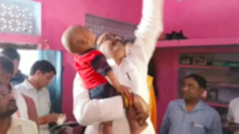हमीरपुर में मजदूर ने बच्चे का नाम रखा ‘ब्रजेश’, गोद में उठा दुलार करते दिखे डिप्टी CM UP Tak