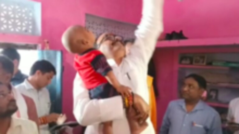हमीरपुर में मजदूर ने बच्चे का नाम रखा ‘ब्रजेश’, गोद में उठा दुलार करते दिखे डिप्टी CM UP Tak